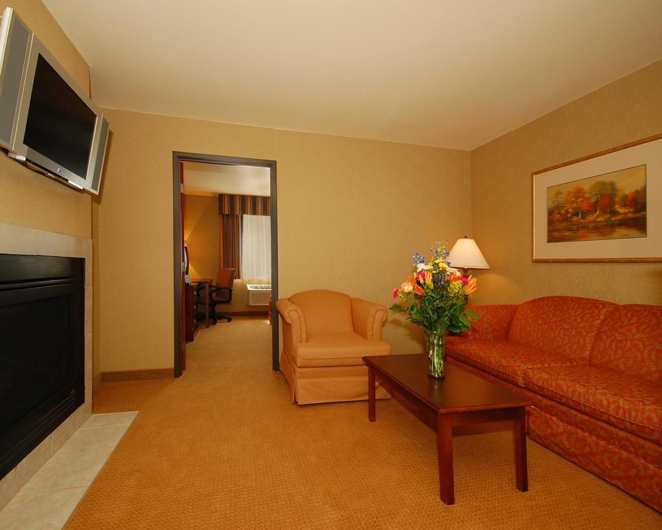Comfort Suites At Par 4 Resort Waupaca Exterior foto